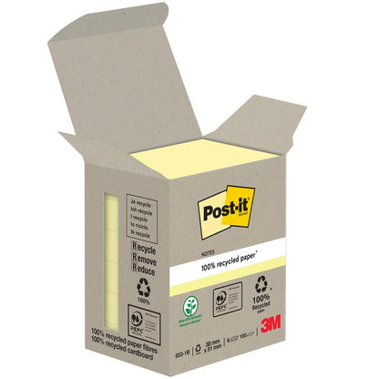Een geopende doos Post-it® Recycling Notes, 38 mm x 51 mm, 100 vel per blok, gemaakt van 100% PEFC-gecertificeerd papier van 3M Deutschland GmbH, toont gele briefjes met recyclinglogo's en het 3M-logo op de verpakking.