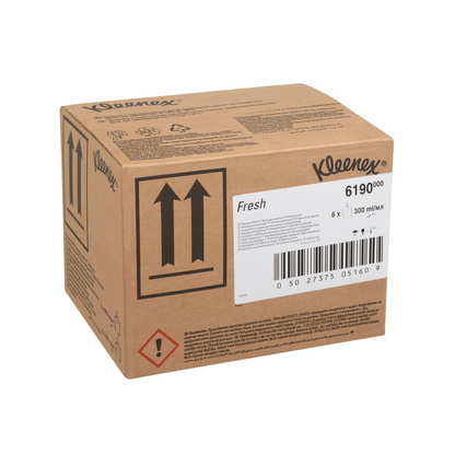 Un carton brun avec l'inscription "Kleenex® Parfum-Désodorisant Pack de Recharge 6190 | Carton (6 bouteilles)" de Kimberly-Clark GmbH est doté de symboles, d'avertissements et d'une étiquette de code-barres blanche - idéal pour le stockage de produits désodorisants.