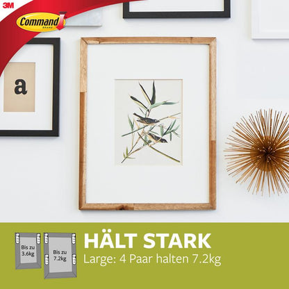 Een houten frame met een plantenillustratie hangt aan een witte muur - ideaal voor wanddecoratie zonder spijkers, dankzij 3M Deutschland GmbH Command™ Beeld-Montage Strips L 17206, Wit. HOUDT STERK: 4 paar dragen tot 7,2 kg.