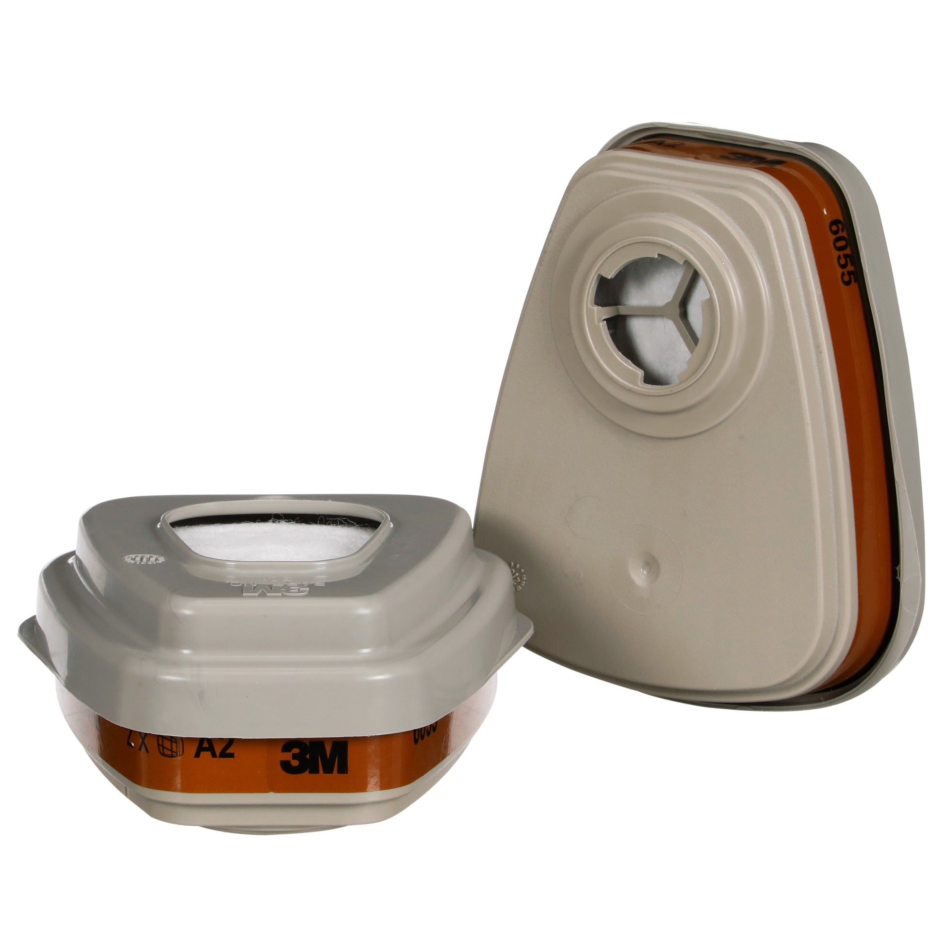 Zwei beigefarbene 3M™ Filtersatz 6002-1 A2P2 Filterpatronen von 3M Deutschland GmbH, dargestellt aus verschiedenen Blickwinkeln. Jeder rechteckige Filter ist ideal zum Schutz gegen organische Dämpfe. Das Set enthält 2x6055, 2x5925 und 2x501.