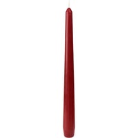 Une bougie en forme de chandelier rouge foncé de la société Duni GmbH (250 x 22 mm, durée de combustion d'environ 7 heures), dotée d'une pointe légèrement effilée et d'une mèche apparente, est placée debout devant un fond blanc.