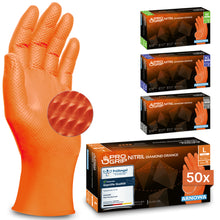 Ein aufrechter PROGRIP NITRIL DIAMOND ORANGE Einmalhandschuh von ARNOWA GmbH mit Diamantstruktur ist zu sehen. Daneben stehen vier Boxen für Größen M, L (50x), XL und XXL.