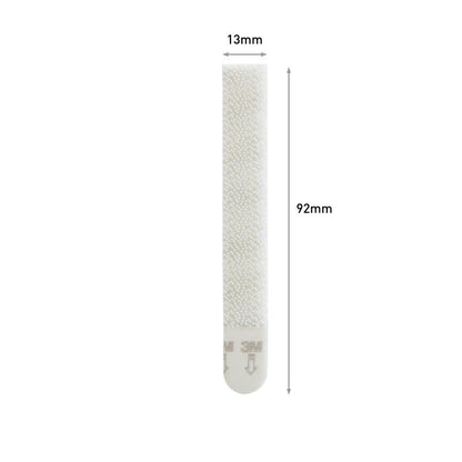 Een enkele Smalle Command™ Bevestigingsstrip (M) 17207 van 3M Deutschland GmbH (92 x 13 mm) bevindt zich centraal op een effen achtergrond met gelabelde pijlen die de grootte aangeven. De strip is residuvrij te verwijderen.