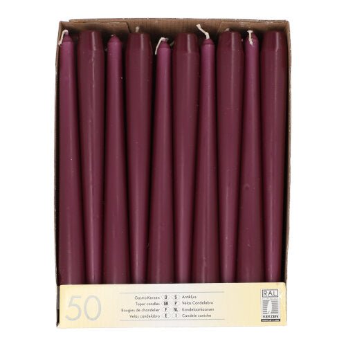 Een kartonnen doos met 50 kastanjebruine kandelaarkaarsen van 25 cm lang en 2,2 cm dik, die van bovenaf gezien in één rij zijn gerangschikt. Op het etiket staat „Starpak 50 kandelaarkaarsen Ø 2,2 cm-25 cm” met hoeveelheidsaanduidingen in verschillende talen.