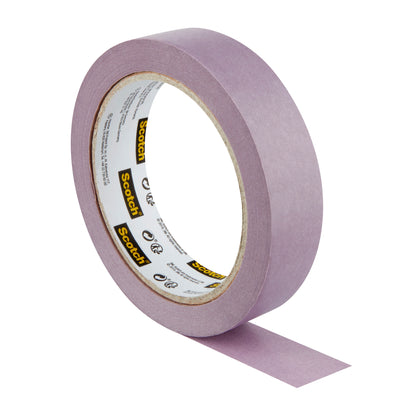 Eine Rolle 3M Scotch® Malerabdeckband für empfindliche Oberflächen (24 mm x 41 m) mit der Klebeseite nach unten, teilweise abgerollt, auf weißem Untergrund. 100% PEFC, 1 Rolle/Packung.