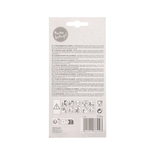 Die helle Verpackung der PAPSTAR 24 Geburtstagskerzen mit Halter (pastell, sortiert, 6 cm) der PAPSTAR GmbH ist mit einer kleinen, dichten Anleitung, Warnsymbolen, Recyclinghinweisen, einem Barcode und dem Schriftzug "Party feeling!" am oberen Rand versehen.
