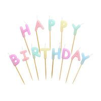 Le PAPSTAR Le lot de bougies en forme de lettres comprend des bougies aux couleurs pastel formant l'inscription « Happy Birthday » (8 cm), chacune fixée sur un bâtonnet en bois. Disponibles en rose, jaune, bleu, violet et vert. Vendu dans un carton contenant 12 paquets de PAPSTAR SARL.