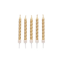 Zwölf PAPSTAR 6 cm Geburtstagskerzen mit Halterungen der PAPSTAR GmbH sind in einer Reihe auf weißem Hintergrund angeordnet.