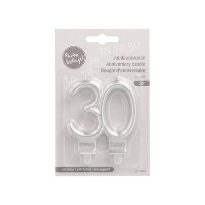 Ein Paket der PAPSTAR GmbH enthält zwei Jubiläumskerzen mit Halter (7 cm, silber) in der Form "30" für Jubiläen, mit mehrsprachiger Verpackung und einer durchsichtigen Kunststoffhülle zur einfachen Verwendung.