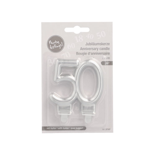 Ein verpacktes Set silberner PAPSTAR Jubiläumskerzen mit Halter 7 cm von PAPSTAR GmbH, in Form der Zahl 50, mit mehrsprachigen Produktangaben auf der Verpackung.