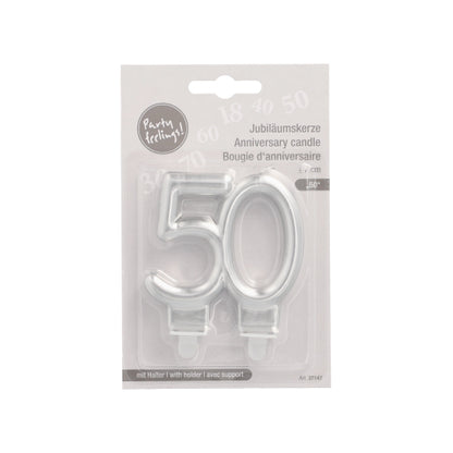 Ein verpacktes Set silberner PAPSTAR Jubiläumskerzen mit Halter 7 cm von PAPSTAR GmbH, in Form der Zahl 50, mit mehrsprachigen Produktangaben auf der Verpackung.
