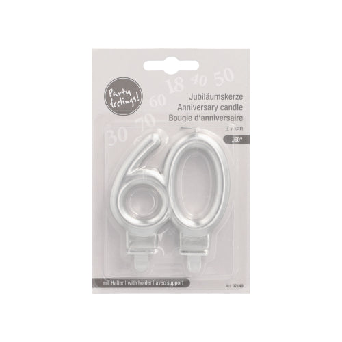 Eine Packung PAPSTAR Jubiläumskerzen mit Halter 7 cm "silber" der PAPSTAR GmbH enthält zwei silberne Zahlenkerzen, 6 und 0, mit Halter - ideal für ein 60-jähriges Jubiläum. Die Verpackung ist mehrsprachig.