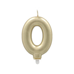 De PAPSTAR GmbH Cijferkaars met houder 7 cm "goud" is een goudkleurige cijferkaars met een puntige lont en een witte kunststof houder – ideaal als verjaardagskaars voor het versieren van taarten.