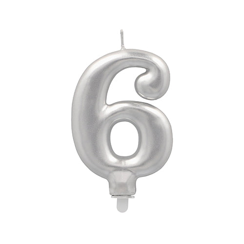 Die PAPSTAR GmbH Zahlenkerze mit Halter 7 cm "silber" ist eine metallisch silberne Zahlenkerze - ideal für Geburtstage und besondere Feste.