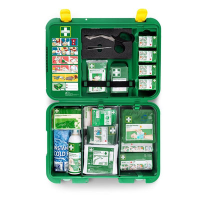 La trousse de premiers secours X-LARGE d'Orkla Wound Care AB | L'emballage (1 pièce) contient des bandages, de la gaze, des ciseaux, une pince, des cartes d'instructions, des compresses froides et d'autres accessoires - tout est organisé de manière claire pour les urgences.