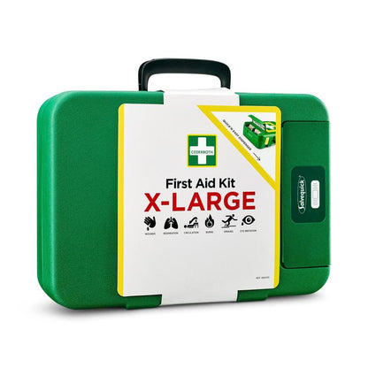 La trousse de premiers secours verte X-LARGE d'Orkla Wound Care AB a une étiquette frontale blanche avec des symboles pour les blessures, la respiration, la circulation, les brûlures et les soins oculaires - idéale pour les urgences. Emballage (1 pièce).
