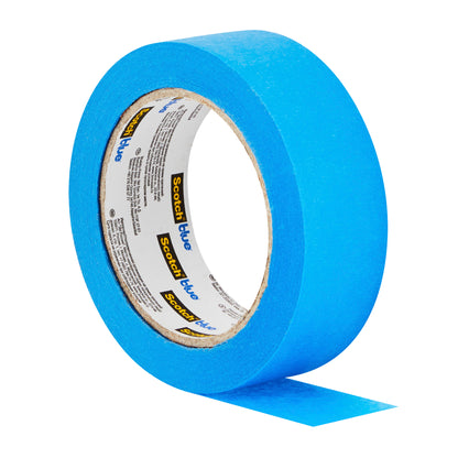 Eine Rolle ScotchBlue™ Malerabdeckband "Multi-Surface" der 3M Deutschland GmbH mit einem ausgerollten Teilstück ist hochkant abgebildet. Das Innenetikett zeigt ein schwarz-gelbes "ScotchBlue"-Logo auf weißem Hintergrund.