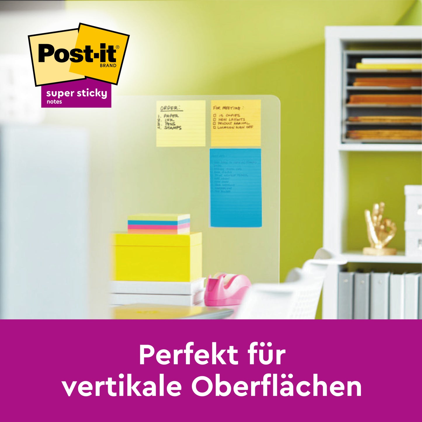 Un séparateur en verre dans un bureau est montré avec des Post-it® Super Sticky Notes grand format, ligné, 101 mm x 152 mm, 75 feuilles/bloc, 3 blocs/paquet de 3M Deutschland GmbH - parfait pour les surfaces verticales.