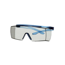 Surlunettes 3M™ SecureFit™ 3700, branches bleues, revêtement antibuée Scotchgard™ (K&N), lentille gris clair intérieur/extérieur, SF3707SGAF-BLU-EU, 20 par paquet | Paquet (1 pièce)