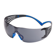 Lunettes de sécurité 3M™ SecureFit™ 400, branches bleues/gris, revêtement antibuée/anti-rayures Scotchgard™ (K&N), verres gris, SF402SGAF-BLU-EU | Paquet (1 pièce)