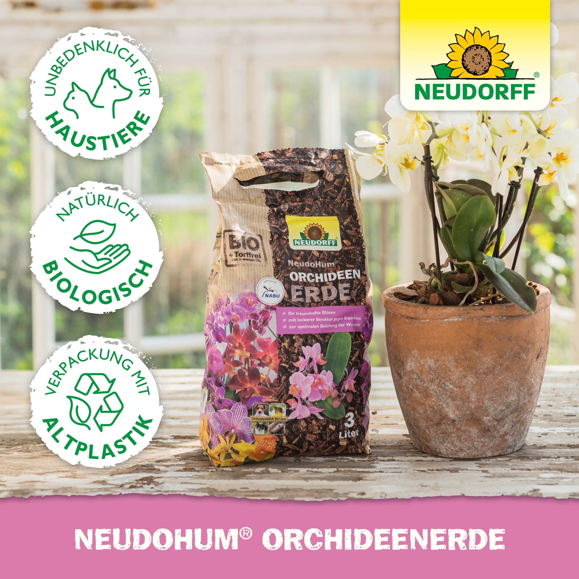 Eine Tüte mit NeudoHum OrchideenErde aus dem Neudorff Shop steht auf einem Holztisch neben einer weißen Topforchidee, auf der links die Produktdetails und drei umweltfreundliche Symbole zu sehen sind.