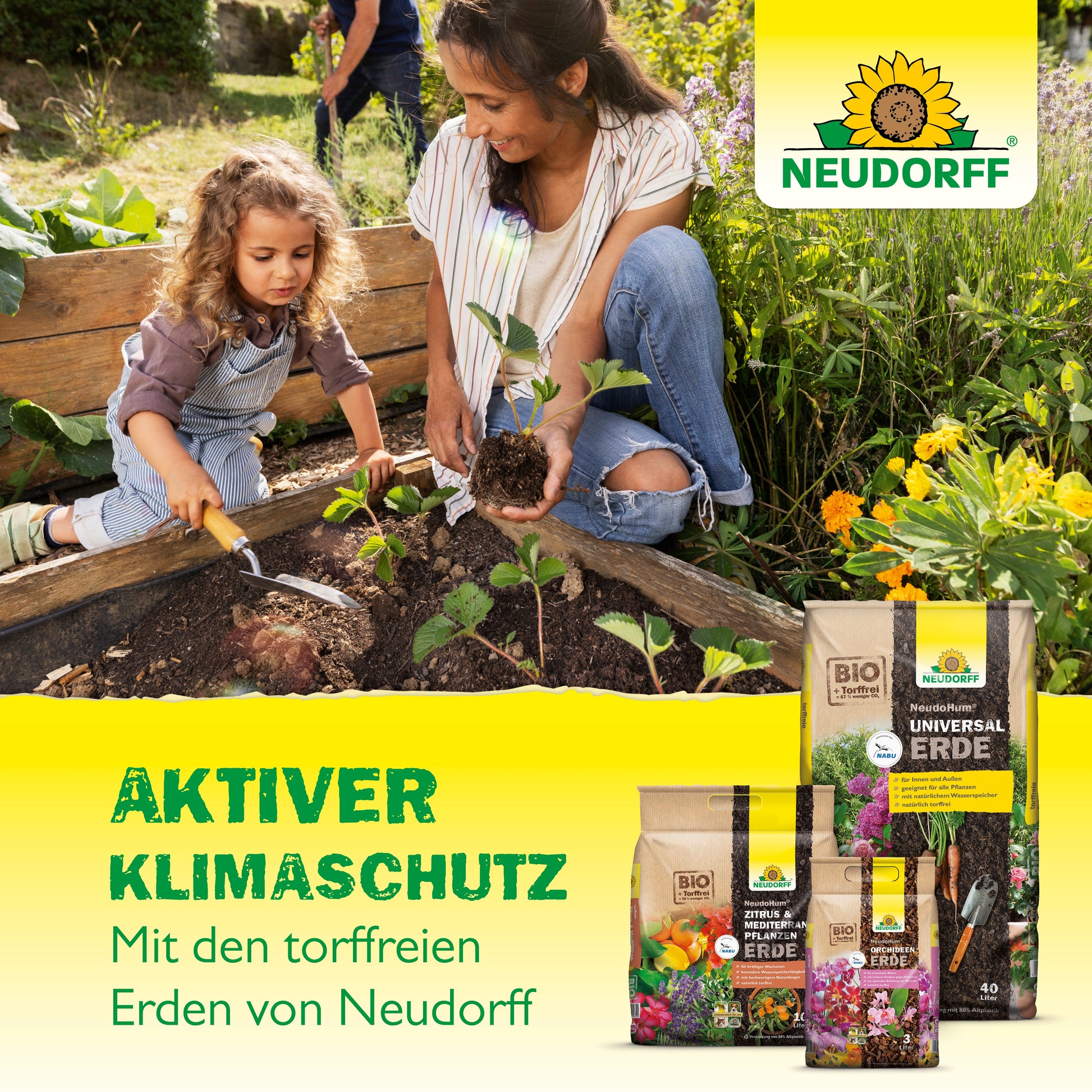 Eine Frau und ein junges Mädchen pflanzen Setzlinge - ideal für Sommergemüse - in ein Gartenbeet. Die NeudoHum Tomaten- & GemüseErde aus dem Neudorff Shop ist ausgestellt und weist auf den Klimaschutz mit torffreier Erde hin.