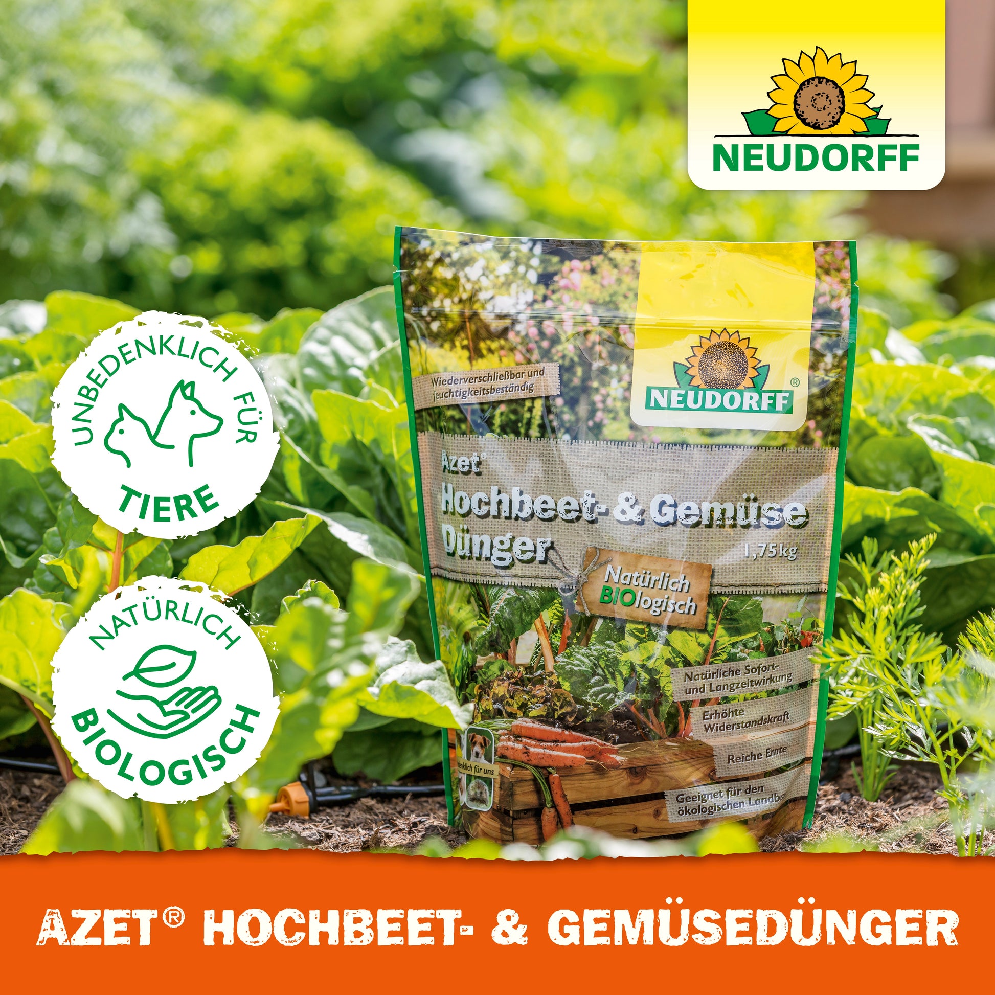 Im Gemüsegarten steht ein Beutel Azet Hochbeet- & GemüseDünger von Neudorff Shop, einem organischen Dünger für Gemüse und Kräuter. Etiketten weisen auf tierfreundliche, natürliche und biologische Qualität hin. Grüne Pflanzen und Erde sind sichtbar.