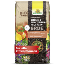 Ein 20-Liter-Sack Neudorff Shop NeudoHum Zitrus- & MediterranpflanzenErde für Zitrus- und mediterrane Pflanzen - ideal für Balkon und Terrasse - zeigt auf seiner Verpackung Zitrusfrüchte, Kräuter, Produktdetails und umweltfreundliche Logos.