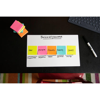 Auf einem dunklen Schreibtisch wird mit bunten 3M Deutschland GmbH Post-it® Super Sticky Notes (76 mm x 76 mm, 90 Blatt/Block), die jeweils nach Wortarten beschriftet sind, ein Satz gebildet. Ein Marker, Haftnotizblöcke und eine Tastatur liegen daneben.