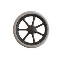 Une roue TASKI Trolley Outdoor noire à huit rayons (370 mm) avec un pneu texturé blanc, fabriquée par Diversey Deutschland GmbH & Co. OHG, conçue pour le TASKI Trolley destiné à une utilisation en extérieur. Photographiée sur fond blanc ; le lot contient 1 pièce.