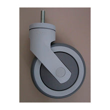 Une seule roue de rechange Protect Trolley de Diversey Deutschland GmbH & Co. OHG, grise avec goujon fileté, se tient verticalement sur un fond simple et brun clair. L'emballage contient 1 pièce.