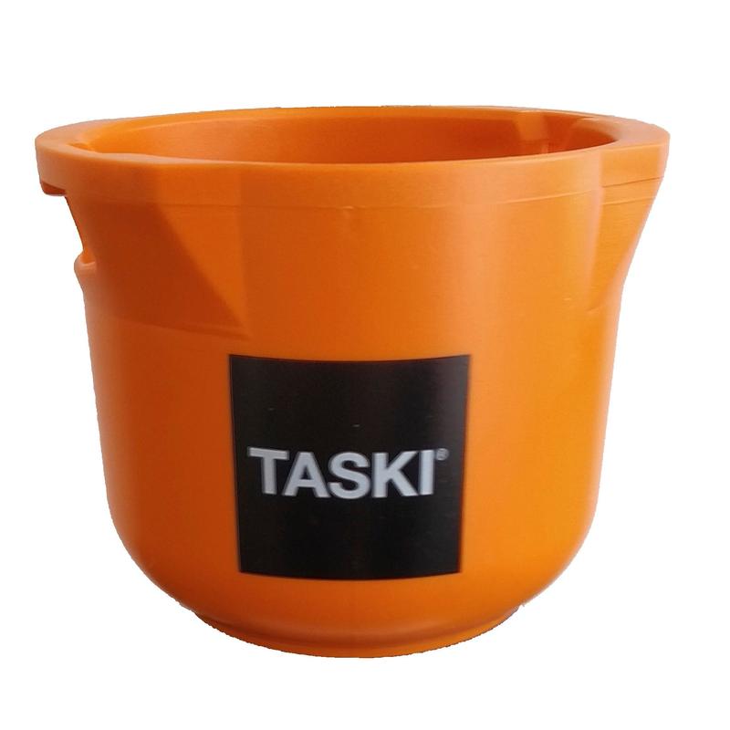 Un seau en plastique orange avec une étiquette "TASKI" noir et blanc, idéal pour ranger votre porte-bouteille Diversey VersaPlus 2.0 ou porte-bouteille de rechange (1 pièce) pendant le nettoyage, sur fond blanc.