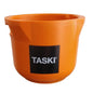 Un seau en plastique orange avec une étiquette "TASKI" noir et blanc, idéal pour ranger votre porte-bouteille Diversey VersaPlus 2.0 ou porte-bouteille de rechange (1 pièce) pendant le nettoyage, sur fond blanc.