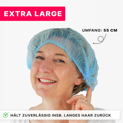 Une femme sourit et porte un ARNOMED COVER PP-KLIPPHAUBE XL de ARNOWA GmbH. Le texte allemand indique "EXTRA LARGE", 55 cm de circonférence, et sa tenue fiable pour les cheveux longs assure une hygiène optimale. Fabriqué en non-tissé PP pour usage unique.