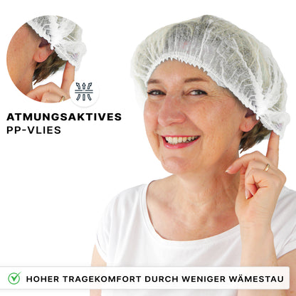 Une femme âgée souriante porte le ARNOMED COVER PP-KLIPPHAUBE XL (55cm, ARNOWA GmbH). Le texte allemand met en avant le non-tissé PP respirant pour une hygiène et un confort optimaux avec un minimum d'accumulation de chaleur.