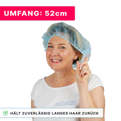 Een glimlachende vrouw draagt een blauwe ARNOMED COVER PP-BARETTHAUBE van PP-vlies van ARNOWA GmbH, raakt de rand aan. Bovenaan staat: "OMTREK: 52cm", onderaan een label met vinkje: "Houdt betrouwbaar lang haar in de hygiënezone terug."