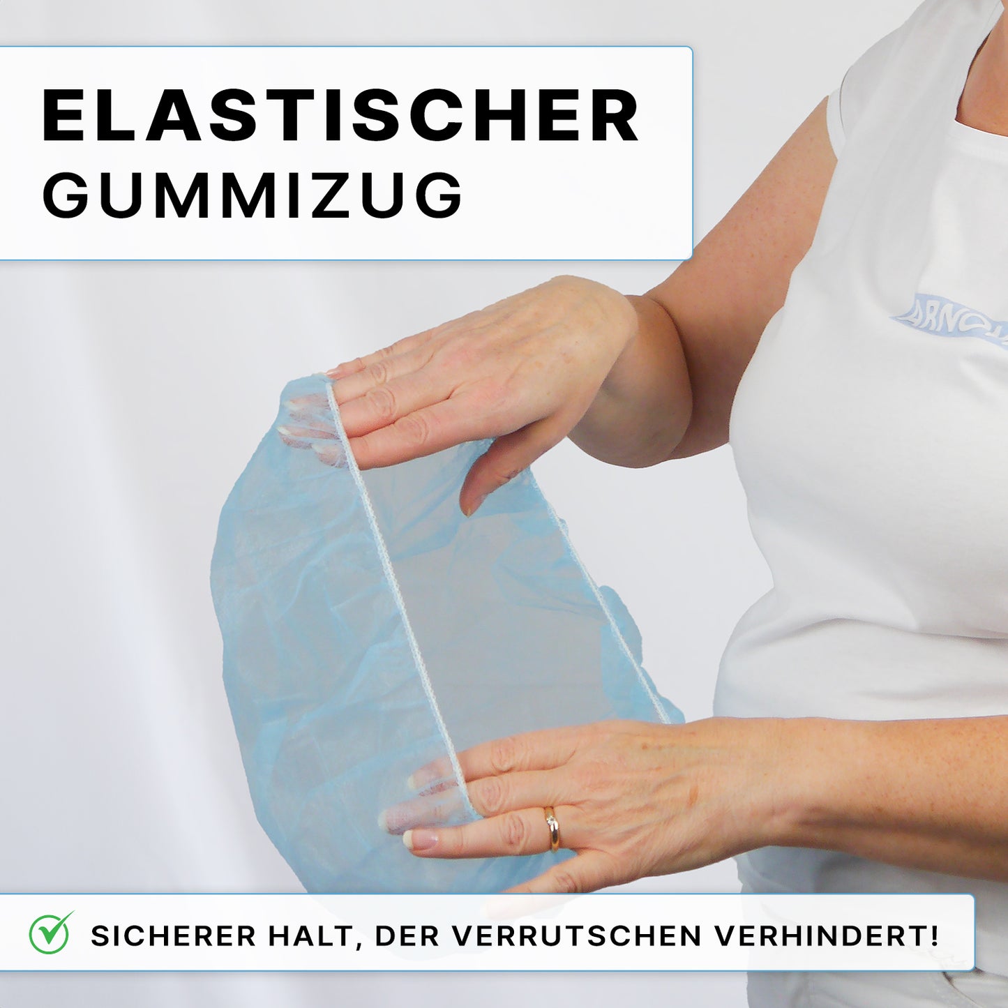 Een persoon in een wit shirt draagt de ARNOMED COVER PP-BARETTHAUBE van PP-vlies van ARNOWA GmbH, blauwe wegwerpmuts met elastiek voor een veilige pasvorm in de hygiënezone. Duitse tekst: "Elastische band" en "Veilige grip die verschuiven voorkomt!"