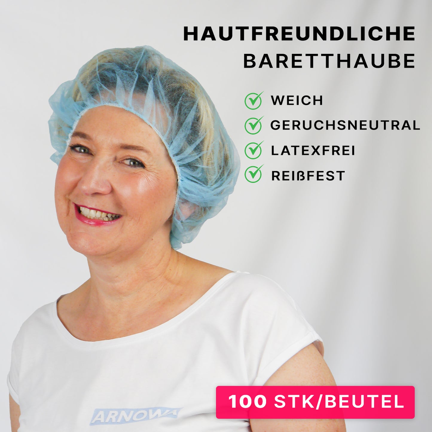Een vrouw in een lichtblauwe ARNOMED COVER PP-BARETTHAUBE van ARNOWA GmbH glimlacht naar de camera. De tekst benadrukt de huidvriendelijke, zachte, geurloze, latexvrije en scheurvaste eigenschappen. Etiket: "100 STK/Zak" - ideaal voor de hygiënezone.