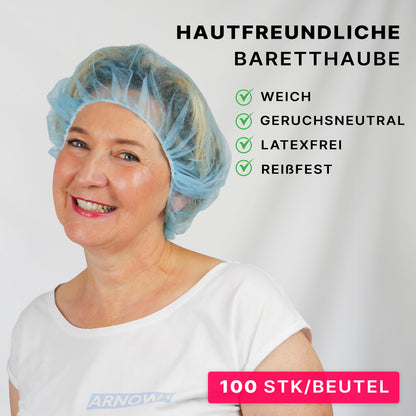 Een vrouw in een lichtblauwe ARNOMED COVER PP-BARETTHAUBE van ARNOWA GmbH glimlacht naar de camera. De tekst benadrukt de huidvriendelijke, zachte, geurloze, latexvrije en scheurvaste eigenschappen. Etiket: "100 STK/Zak" - ideaal voor de hygiënezone.