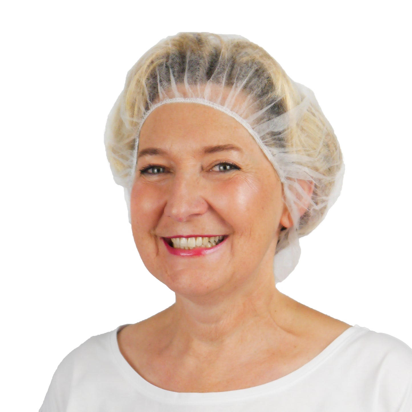 Een glimlachende blonde vrouw draagt de ARNOMED COVER PP-BARETTHAUBE van PP-vlies van ARNOWA GmbH en een wit shirt en poseert voor een eenvoudige witte achtergrond - ideaal voor de hygiënezone.