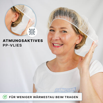 Een glimlachende vrouw draagt de ARNOMED COVER PP-BARETTHAUBE van ARNOWA GmbH, een witte wegwerpmuts van ademend PP-vlies. Een inzetstuk benadrukt de textuur. De Duitse tekst wijst erop dat deze ideaal is voor hygiënezones en hitteophoping vermindert.