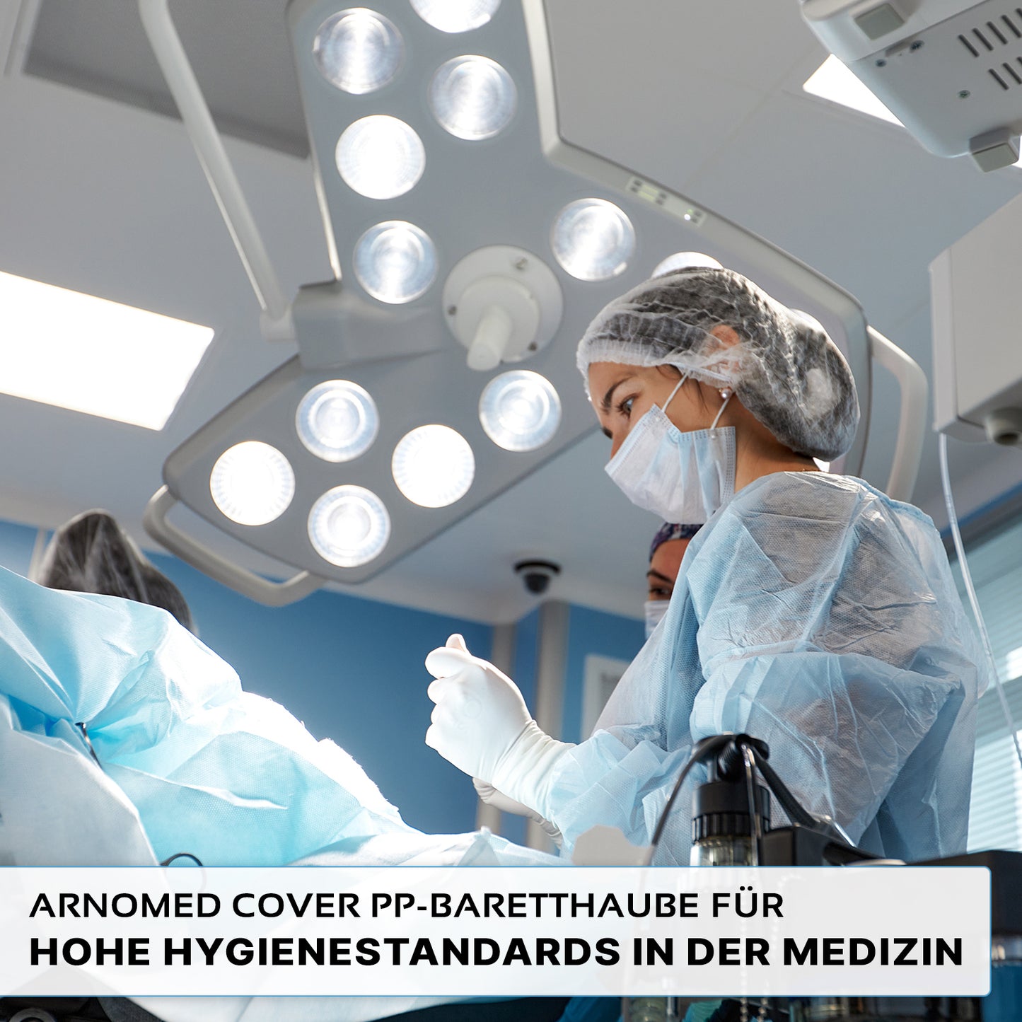 Twee medische professionals met ARNOMED COVER PP-BARETTHAUBE van PP-vlies van ARNOWA GmbH werken in een operatiekamer onder fel licht. De Duitse tekst benadrukt hoge hygiënestandaarden en de hoofdbescherming voor de hygiënezone.