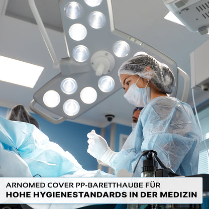 Twee medische professionals met ARNOMED COVER PP-BARETTHAUBE van PP-vlies van ARNOWA GmbH werken in een operatiekamer onder fel licht. De Duitse tekst benadrukt hoge hygiënestandaarden en de hoofdbescherming voor de hygiënezone.