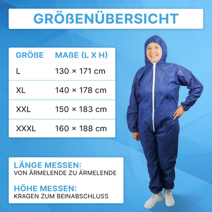 Eine Frau in einem ARNOMED COVERALL PP-OVERALL BLUE Einmaloverall mit Kapuze aus PP-Vlies der ARNOWA GmbH steht lächelnd neben einer Größentabelle (L, XL, XXL, XXXL; cm) vor blauem Hintergrund.