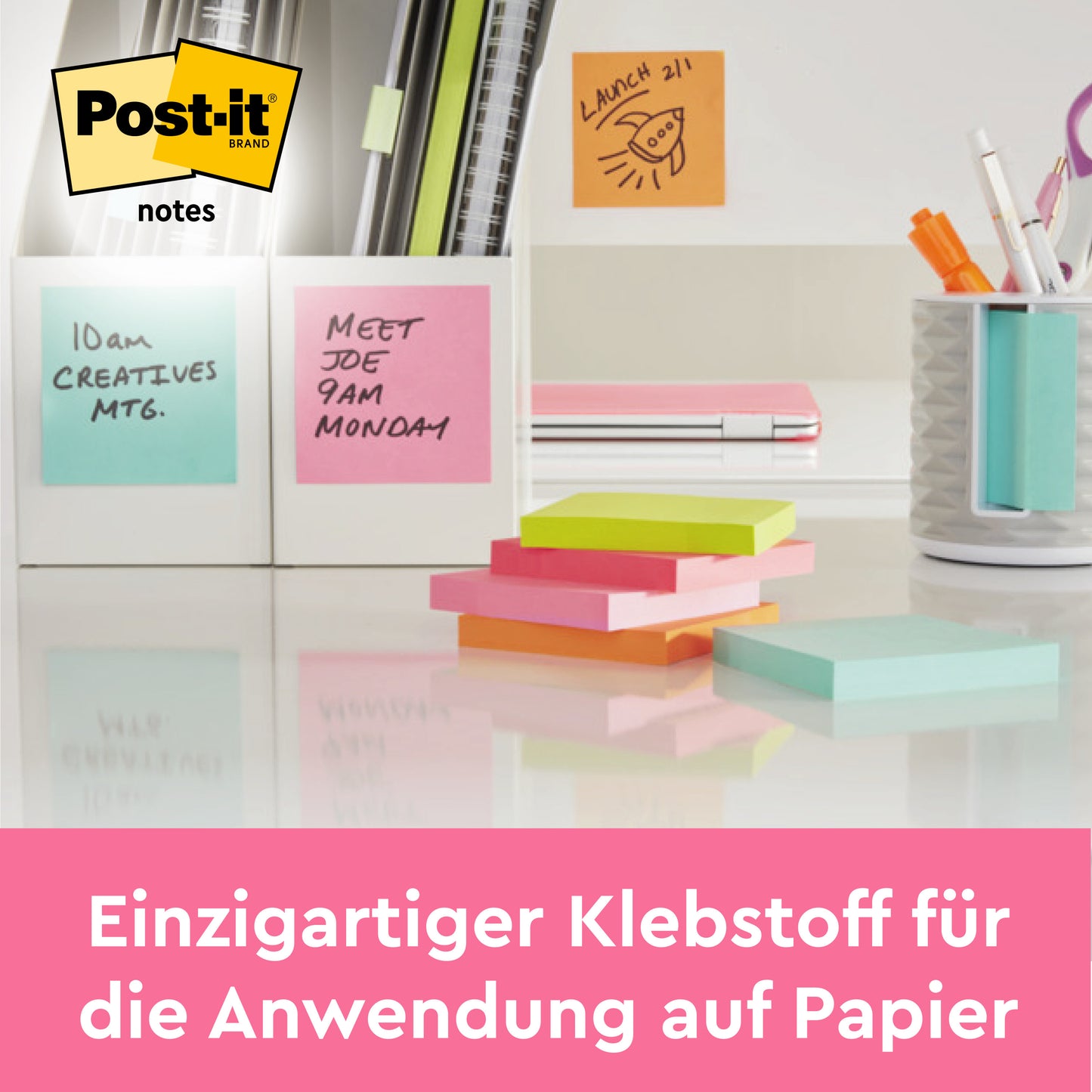 Ein aufgeräumter Schreibtisch mit bunten Post-it® Notes, Energetic Collection (76 x 76 mm, 100 Blatt/Block, 6 Blöcke, 100% PEFC), erinnert an "10 Uhr KREATIVES MTG." und "MEET JOE 9 Uhr MONTAG." Text unten: Einzigartiger Klebstoff auf PEFC-zertifiziertem Papier.