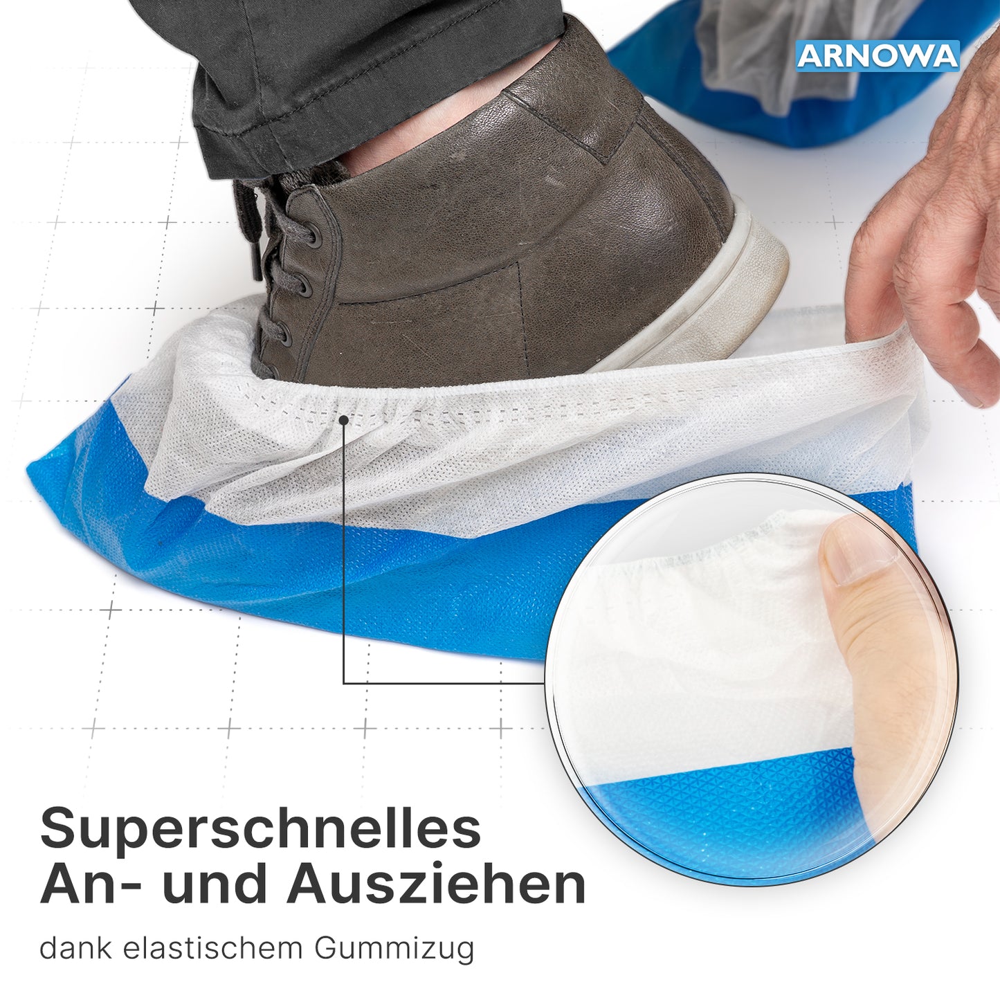 Eine Person zieht einen blau-weißen ARNOMED CPE/PP Schuhüberzieher, wasserdicht, Einweg (ARNOWA GmbH) über einen braunen Schuh. Ein Einschub zeigt den Gummizug zum einfachen An- und Ausziehen, wie im deutschen Text beschrieben. Beutel enthält 50 Stück.