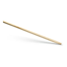 Ein einzelner Nölle Profi Brush Besenstiel 140 cm, Ø 26 mm mit Besenkonus Taeda von Nölle Profi Brush Bürsten- & Pinseltechnik e.K. liegt schräg auf weißem Hintergrund.