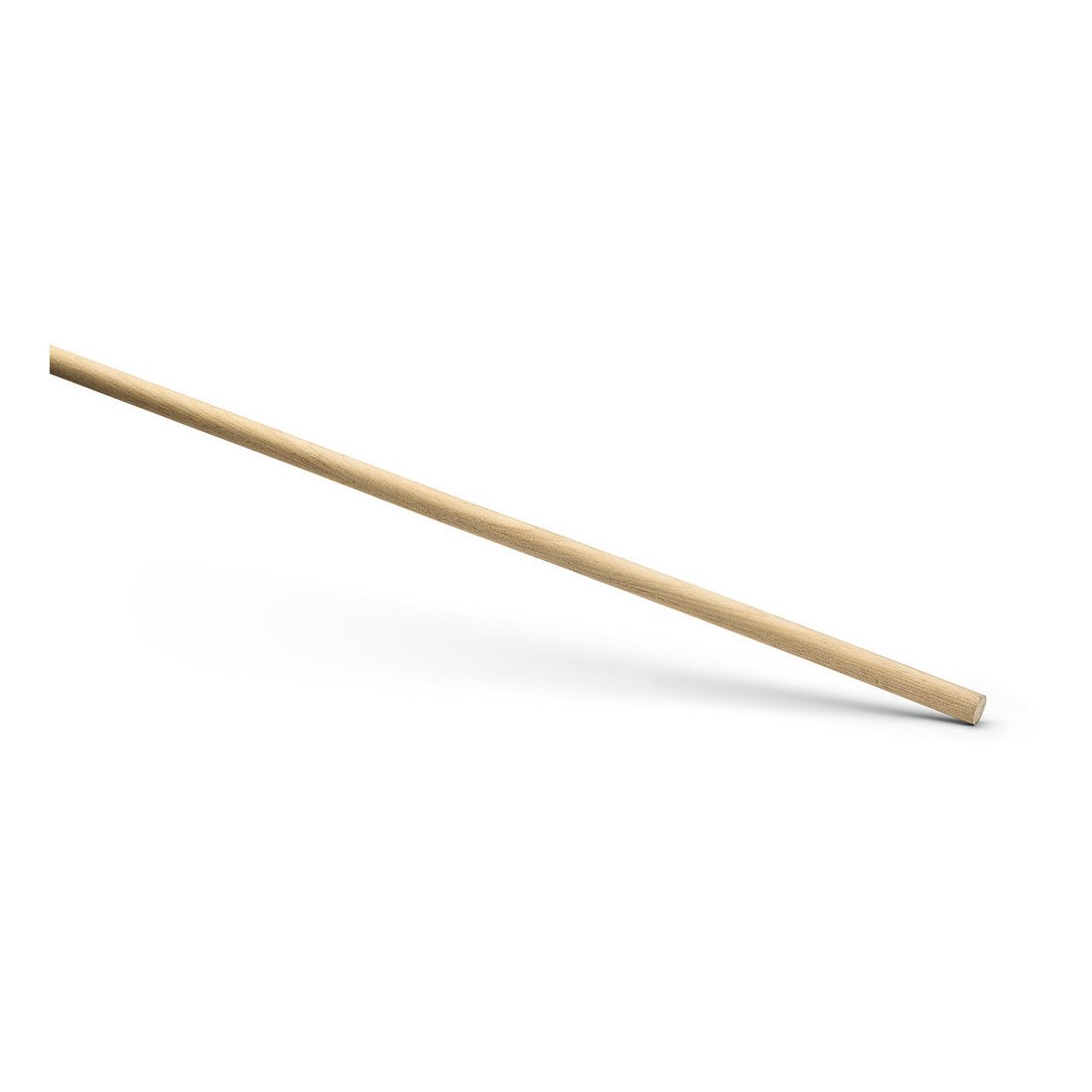 Een enkele Nölle Profi Brush gereedschapssteel 28x1.600 mm van Nölle Profi Brush Borstel- & Pinseltechniek e.K. ligt schuin op een witte ondergrond, met één uiteinde dichterbij en werpt een zwakke schaduw - een professionele variant voor reinigingsgereedschappen.