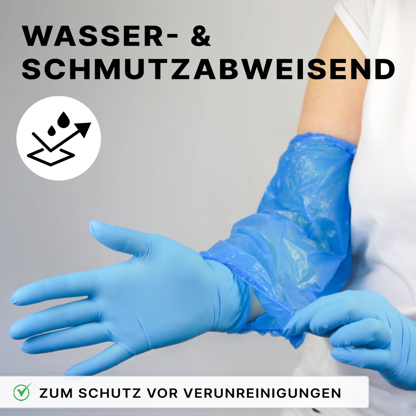 Eine Person trägt blaue ARNOMED PE-Ärmelschoner, flüssigkeitsabweisend, Einweg von ARNOWA GmbH und Einmalhandschuhe. Auf Deutsch steht: "Wasser- & Schmutzabweisend" sowie "Zum Schutz vor Verunreinigungen". Ein flüssigkeitsabweisendes Icon ist zu sehen.