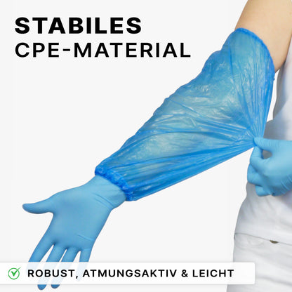 Eine Person trägt einen blauen ARNOMED PE-Ärmelschoner von ARNOWA GmbH über einem blauen Handschuh. Oben: "Stabiles PE-Material", unten: "Robust, atmungsaktiv & flüssigkeitsabweisend".